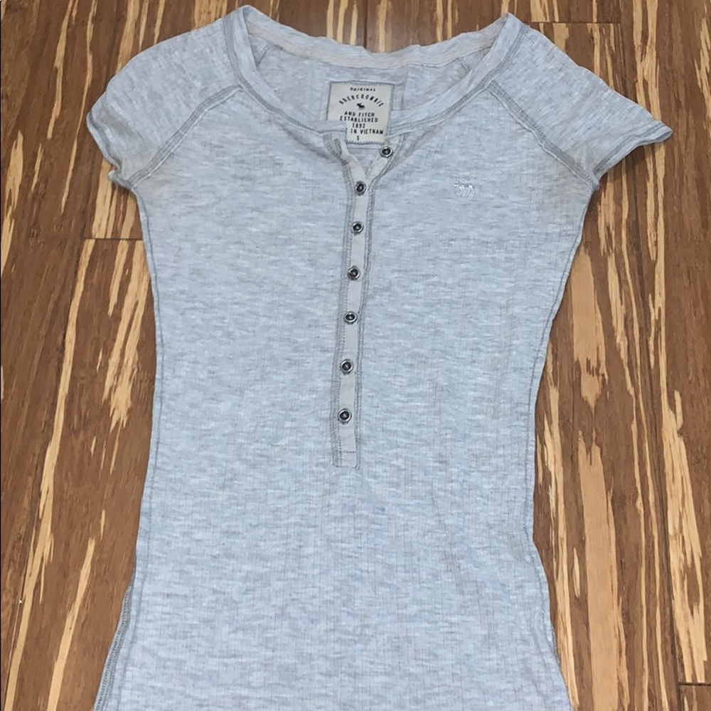grey v neck shirt